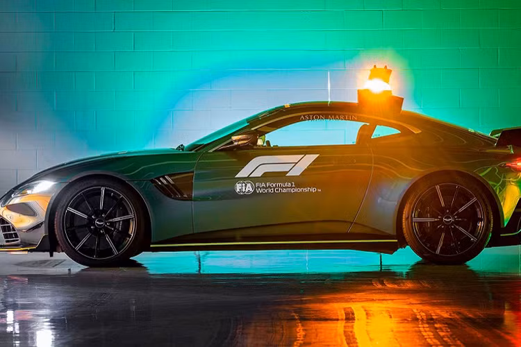 Người được FIA chỉ định để cầm lái chiếc Aston Martin Vantage đặc biệt này là Bernd Maylander, ông là tay đua với gần 20 năm cầm lái xe an toàn của giải F1. Tính đến nay, Bernd Maylander đã cầm lái xe an toàn khoảng 700 vòng.