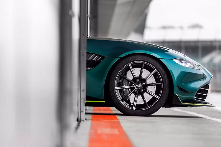 Bộ cánh gió phía trước giúp chiếc xe có thêm 60 kg lực nén xuống đường khi chạy ở tốc độ 200 km/h, đạt mức 155,6 kg. Để chiếc xe có thể hoạt động ở hiệu suất cao nhất có thể, hãng xe Anh quốc đã nâng cấp hệ thống treo, hệ thống lái và bộ giảm chấn.