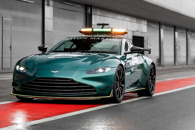 Dễ dàng nhận biết Aston Martin Vantage và DBX phiên bản xe đặc biệt của giải đua F1 với màu xanh Racing Green nổi bật. Xe cũng có thêm điểm nhấn là dãy viền màu vàng chanh Lime Essence ở cánh gió trước/bên hông và bộ khuếch tán phía sau.