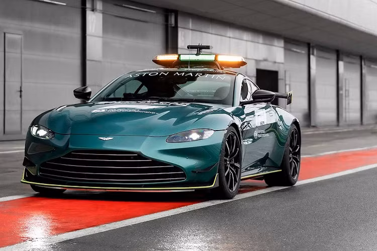 Dễ dàng nhận biết Aston Martin Vantage và DBX phiên bản xe đặc biệt của giải đua F1 với màu xanh Racing Green nổi bật. Xe cũng có thêm điểm nhấn là dãy viền màu vàng chanh Lime Essence ở cánh gió trước/bên hông và bộ khuếch tán phía sau.