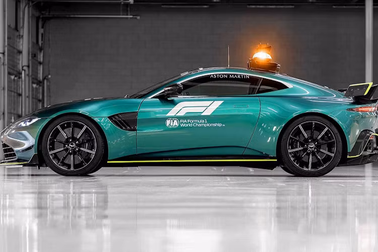 Aston Martin cũng tinh chỉnh lái "trái tim" của chiếc xe an toàn này. Khối động cơ V8 tăng áp kép 4.0L đạt mức công suất 528 mã lực, nhiều hơn Vantage thương mại 24,6 mã lực. Mô-men xoắn cực đại vẫn được giữ ở mức 685 Nm, tuy nhiên dải vòng tua đạt mức mô-men xoắn cực đại được mở rộng hơn.