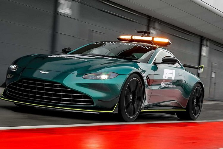 Bên trong khoang lái cũng nhận được nhiều nâng cấp để phù hợp với công việc của một chiếc xe an toàn, chẳng hạn như ghế ngồi đã đổi thành loại thể thao đạt chuẩn FIA. Màn hình trung tâm cũng được thay đổi và có thêm bộ điều chỉnh hệ thống đèn/còi, xe cũng được trang bị hệ thống liên lạc vô tuyến để kết nối với trung tâm chỉ huy