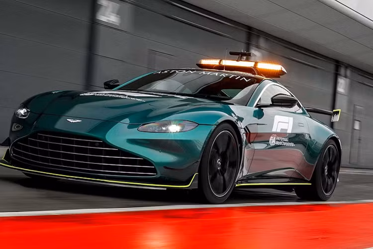 Bên trong khoang lái cũng nhận được nhiều nâng cấp để phù hợp với công việc của một chiếc xe an toàn, chẳng hạn như ghế ngồi đã đổi thành loại thể thao đạt chuẩn FIA. Màn hình trung tâm cũng được thay đổi và có thêm bộ điều chỉnh hệ thống đèn/còi, xe cũng được trang bị hệ thống liên lạc vô tuyến để kết nối với trung tâm chỉ huy