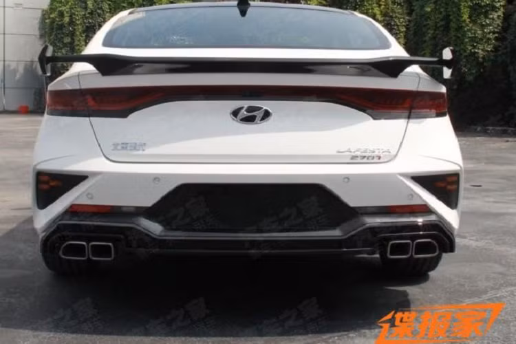 Đằng sau, Hyundai Lafesta 2022 đi kèm cánh gió đuôi cỡ lớn, được sơn màu đen, mang đến vẻ thể thao cho xe. Bên dưới cánh gió là cụm đèn hậu nối liền với nhau giống phiên bản cũ nhưng đi kèm nẹp màu đen thay vì mạ crôm như trước. Chưa hết, Hyundai Lafesta 2022 còn được trang bị cản sau mới với hốc đèn hình tam giác ở hai góc. Trong khi đó, đèn phản quang của xe được chuyển xuống vị trí thấp hơn. Bên dưới nữa là 4 ống xả hình vuông mới thay vì 2 ống xả hình bầu dục như phiên bản cũ.