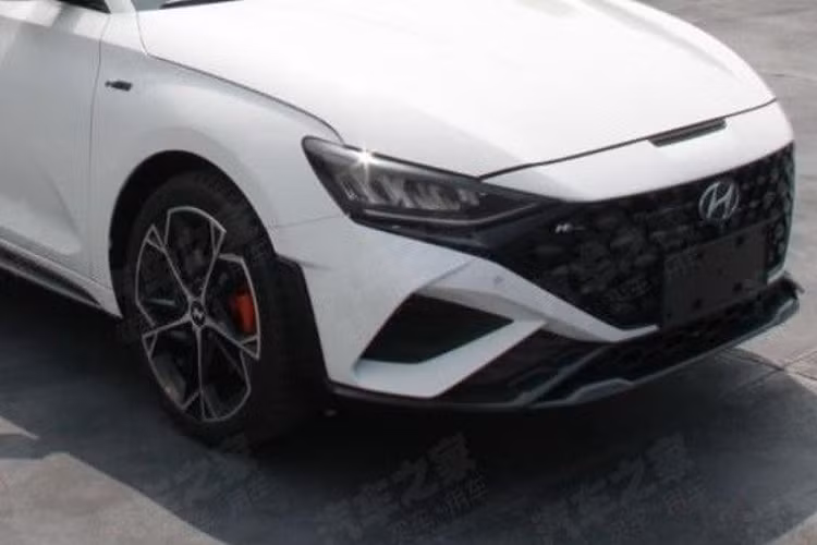 Qua những hình ảnh này, có thể thấy Hyundai Lafesta 2022 mới được cải tiến đáng kể trong thiết kế ngoại thất nhằm cạnh tranh với Honda Civic. Ở phiên bản mới, Hyundai Lafesta được áp dụng phong cách thiết kế trẻ trung và thể thao hơn. Rõ ràng, hãng Hyundai muốn nhắm đến đối tượng khách hàng trẻ tuổi khi thiết kế mẫu sedan cỡ C này.