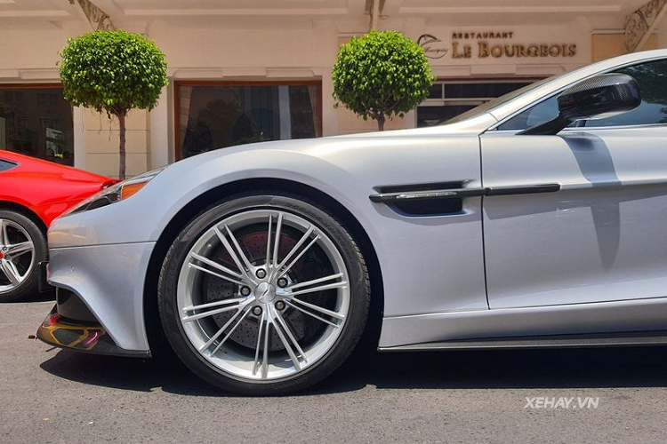 Có không ít bộ phận của xe được làm bằng sợi carbon để tạo điểm nhấn, ví dụ như trên cản trước, cản sau, tay nắm cửa, gương chiếu hậu ngoài...Xe "cưỡi" trên bộ la-zăng sơn bạc, ẩn sau là cùm phanh sơn đen (ban đầu cùm phanh có màu đỏ).