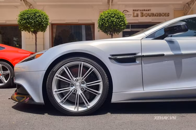 Có không ít bộ phận của xe được làm bằng sợi carbon để tạo điểm nhấn, ví dụ như trên cản trước, cản sau, tay nắm cửa, gương chiếu hậu ngoài...Xe "cưỡi" trên bộ la-zăng sơn bạc, ẩn sau là cùm phanh sơn đen (ban đầu cùm phanh có màu đỏ).