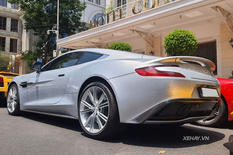 Ở phía sau, Aston Martin Vanquish thu hút người nhìn bởi cánh gió khỏe khoắn tích hợp trên cốp và cụm đèn hậu LED kiểu cánh chim giống như logo của thương hiệu.