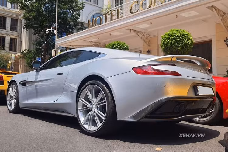 Ở phía sau, Aston Martin Vanquish thu hút người nhìn bởi cánh gió khỏe khoắn tích hợp trên cốp và cụm đèn hậu LED kiểu cánh chim giống như logo của thương hiệu.