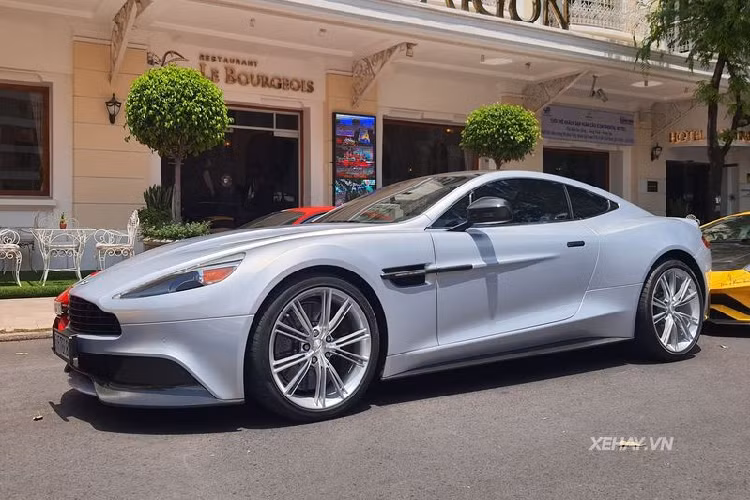 Di chuyển vào trong, nội thất của Aston Martin Vanquish này hiện được bọc da màu đen đi kèm những đường chỉ khâu tương phản màu trắng, khác hẳn với tông đỏ rực rỡ như nguyên bản. 