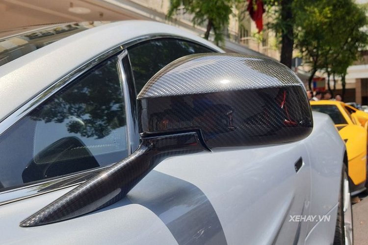 Về truyền động, Aston Martin Vanquish thế hệ thứ hai sử dụng động cơ V12 5.9L nạp khí tự nhiên cho công suất 565 mã lực và mô-men xoắn cực đại 620 Nm, giúp xe tăng tốc từ 0 - 100 km/h chỉ trong 4,1 giây trước khi cán tốc độ tối đa 295 km/h.