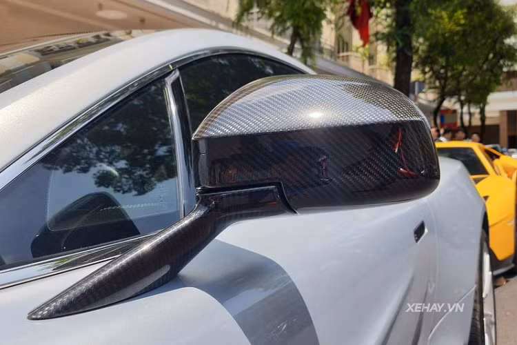 Về truyền động, Aston Martin Vanquish thế hệ thứ hai sử dụng động cơ V12 5.9L nạp khí tự nhiên cho công suất 565 mã lực và mô-men xoắn cực đại 620 Nm, giúp xe tăng tốc từ 0 - 100 km/h chỉ trong 4,1 giây trước khi cán tốc độ tối đa 295 km/h.