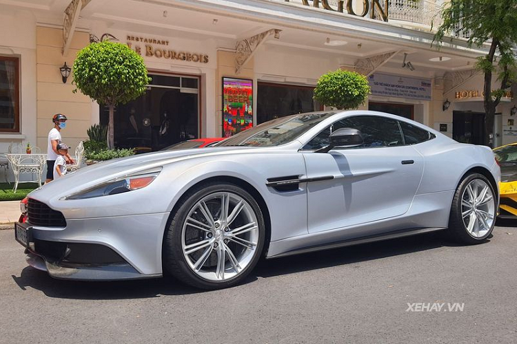 Về ngoại thất, siêu xe Aston Martin Vanquish gây ấn tượng với đường dập nổi mạnh mẽ, cản trước và cản sau được thiết kế sắc nét, tạo nên vẻ thể thao, trẻ trung cho xe. Một trong những chi tiết đáng chú ý nhất trên Vanquish thế hệ thứ hai chính là lưới tản nhiệt tinh chỉnh kết hợp với mui xe có thiết kế cong mái vòm kéo đến cuối đuôi xe.