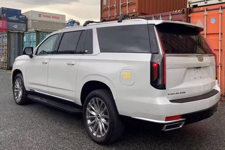 Đi kèm với đó còn là trang bị hộp số tự động 10 cấp tiên tiến. Với cấu hình động cơ diesel, xe được giảm thuế nhập khẩu “đáng kể” so với động cơ V8 dung tích 6.2L trước kia.