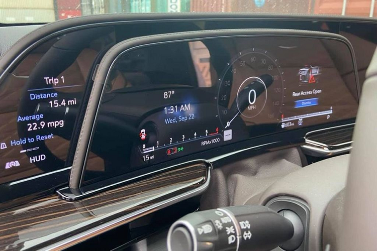 Về truyền động, chiếc Cadillac Escalade ESV 2021 màu trắng đầu tiên tại Việt Nam được trang bị động cơ diesel dung tích 3.0L có công suất 277 mã lực, mô-men xoắn 460 Nm.