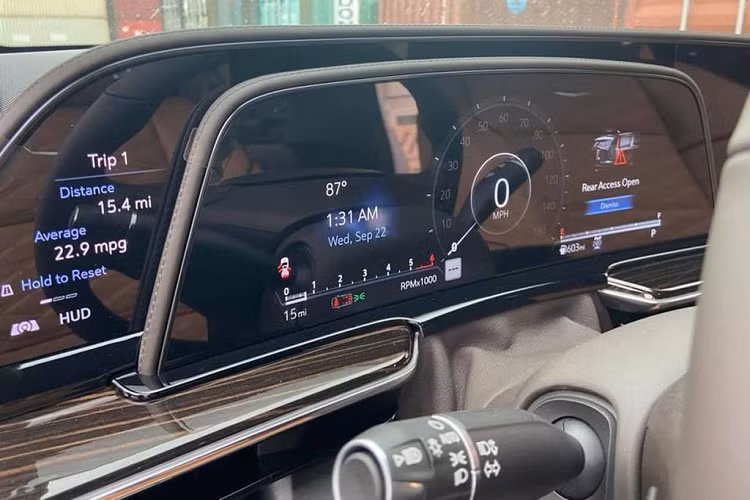 Về truyền động, chiếc Cadillac Escalade ESV 2021 màu trắng đầu tiên tại Việt Nam được trang bị động cơ diesel dung tích 3.0L có công suất 277 mã lực, mô-men xoắn 460 Nm.