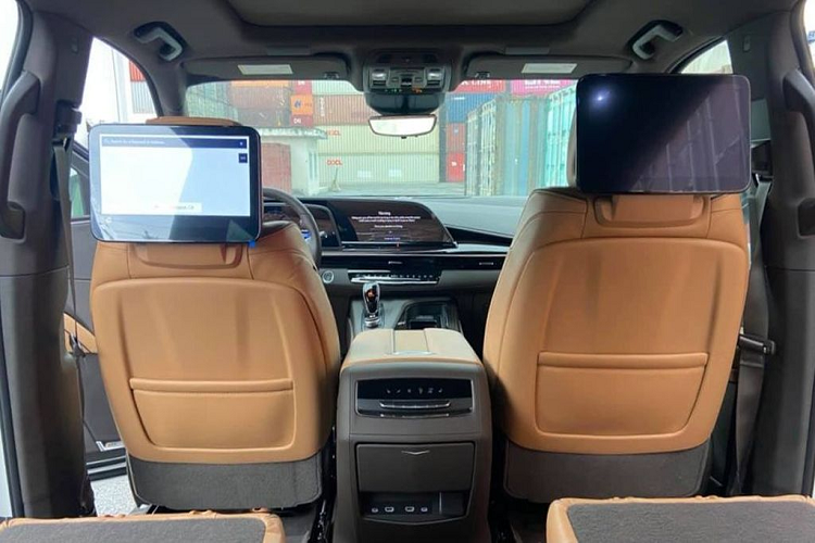 Bước vào trong cabin, bao trùm lên không gian của Cadillac Escalade 2021 tại Việt Nam là sự sang trọng, đẳng cấp và hiện đại. Nổi bật trong chiếc SUV là hai màn hình cong OLED được bố trí theo kiểu trước/sau và cần số điện tử đặt ngay dưới bệ điều khiển trung tâm khác với các phiên bản Escalade trước đó.