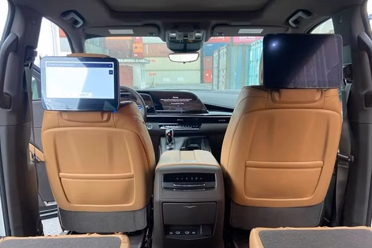 Bước vào trong cabin, bao trùm lên không gian của Cadillac Escalade 2021 tại Việt Nam là sự sang trọng, đẳng cấp và hiện đại. Nổi bật trong chiếc SUV là hai màn hình cong OLED được bố trí theo kiểu trước/sau và cần số điện tử đặt ngay dưới bệ điều khiển trung tâm khác với các phiên bản Escalade trước đó.