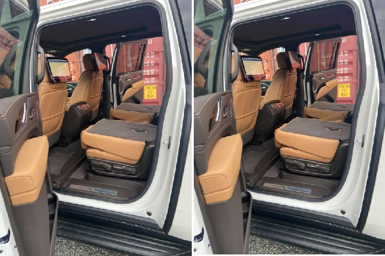 Ngoài ra, Escalade 2021 còn được trang bị một loạt các tiện nghi hiện đại như: ghế lái chỉnh điện tích hợp đệm lưng, tay lái tích hợp sưởi, màn hình HUD, dàn âm thanh 36 loa của thương hiệu AKG, điều hòa tự động 3 vùng, sạc điện thoại không dây,… xe có cấu hình 7 chỗ với hàng ghế thứ hai là hai ghế độc lập có tính năng gập ghế 1 chạm. Ngoài ra, người dùng có thể gập hàng ghế hai và ba chỉ với một nút bấm.