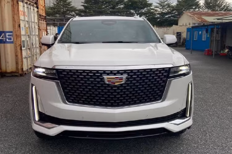 Mới đây, một đơn vị nhập xe tư nhân trong nước đã đưa về chiếc Cadillac Escalade ESV 2021 màu trắng đầu tiên tại Việt Nam. Được biết, chiếc Cadillac Escalade 2021 này thuộc thế hệ thứ 5 và có mức giá dự kiến gần 9 tỷ đồng.