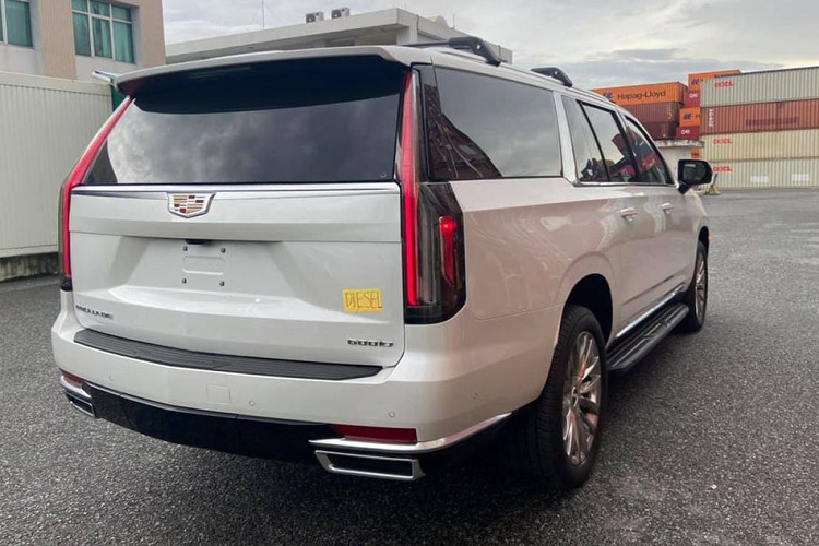 Phần đầu xe của Cadillac Escalade 2021 đã có những thay đổi khác biệt so với các phiên bản cũ đang có ở Việt Nam. Thay vì cụm đèn pha đặt dọc, Cadillac Escalade 2021 lại được cung cấp đèn pha LED mỏng nằm ngang nối liền với lưới tản nhiệt. Trong khi đó dải đèn LED định vị ban ngày vẫn mang kiểu dáng cũ.