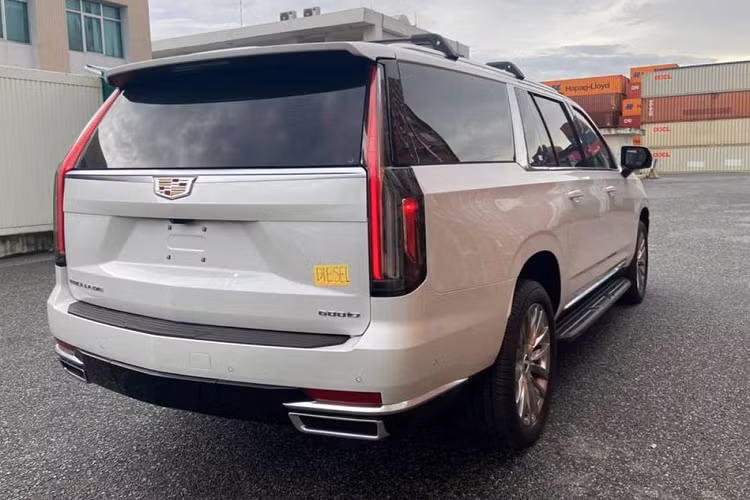 Phần đầu xe của Cadillac Escalade 2021 đã có những thay đổi khác biệt so với các phiên bản cũ đang có ở Việt Nam. Thay vì cụm đèn pha đặt dọc, Cadillac Escalade 2021 lại được cung cấp đèn pha LED mỏng nằm ngang nối liền với lưới tản nhiệt. Trong khi đó dải đèn LED định vị ban ngày vẫn mang kiểu dáng cũ.