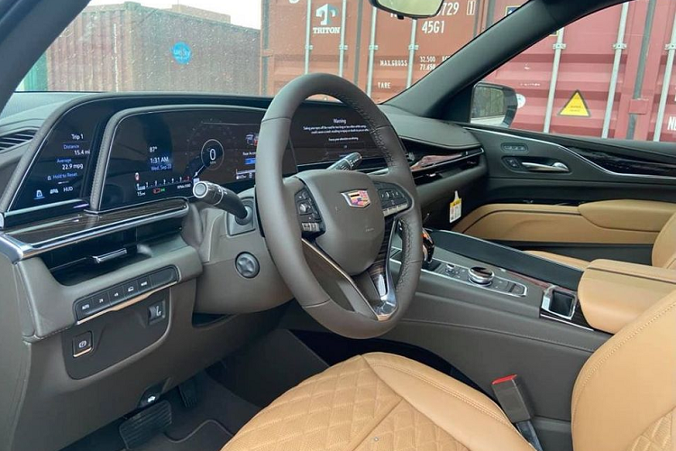 Bên cạnh đó, chiếc SUV vẫn sở hữu mặt ca-lăng to bản nổi bật với các nan mạ chrome xếp ngang, logo thương hiệu đặt ngay chính giữa. Di chuyển ra phía sau, Cadillac Escalade 2021 có đèn hậu đặt dọc gấp khúc, mạ chrome ở trụ C cùng một số thay đổi nhỏ ở thiết kế ngoại thất.