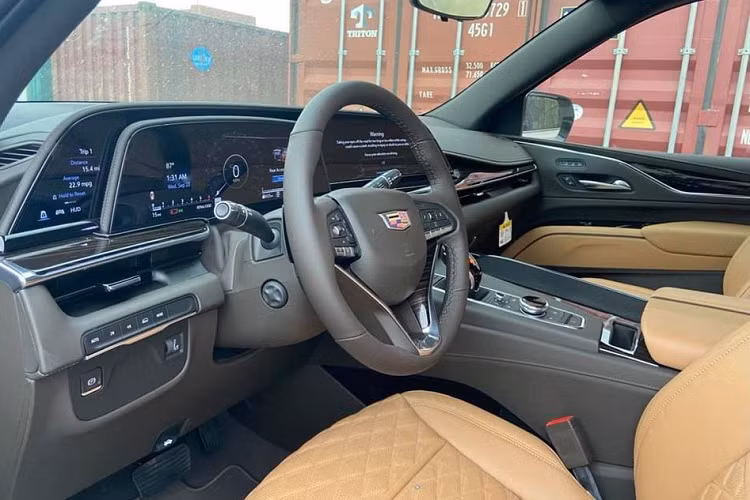 Bên cạnh đó, chiếc SUV vẫn sở hữu mặt ca-lăng to bản nổi bật với các nan mạ chrome xếp ngang, logo thương hiệu đặt ngay chính giữa. Di chuyển ra phía sau, Cadillac Escalade 2021 có đèn hậu đặt dọc gấp khúc, mạ chrome ở trụ C cùng một số thay đổi nhỏ ở thiết kế ngoại thất.