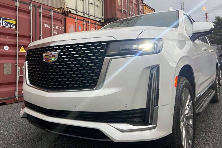 Nhìn tổng thể có thể thấy chiếc xe SUV Cadillac Escalade 2021 trông khá to lớn và “đồ sộ”, xe có kích thước dài x rộng x cao lần lượt là 5.766 mm x 2.056 mm x 1.941 mm.
