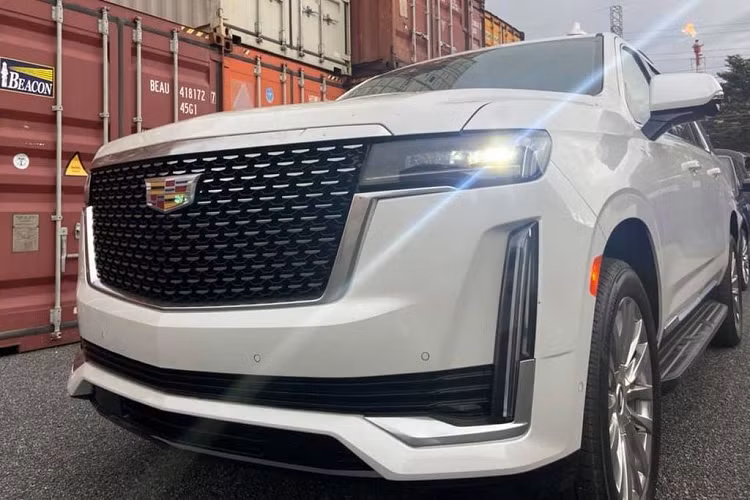 Nhìn tổng thể có thể thấy chiếc xe SUV Cadillac Escalade 2021 trông khá to lớn và “đồ sộ”, xe có kích thước dài x rộng x cao lần lượt là 5.766 mm x 2.056 mm x 1.941 mm.