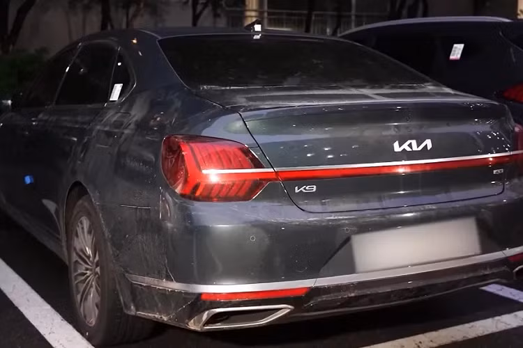 Trần xe cũng được bọc da lộn, các ghế có sưởi và làm mát. Do đó, thế kệ K9 mới hứa hẹn sẽ còn được trang bị nhiều tiện nghi hơn nữa.