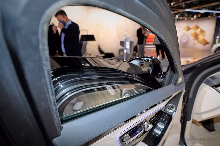 Tiếp đến là cửa sổ được làm từ vài lớp kính và polymer nhựa nhiệt dẻo, dày hơn 1 cm so với Mercedes-Benz S-Class thông thường. Kính cửa sổ này sẽ vẫn trụ được dù bị súng cỡ nhỏ bắn vài lần và từ những góc bắn khác nhau.