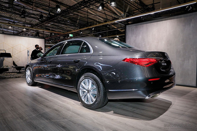 Giá bán của mẫu xe bọc thép chống đạn này khởi điểm từ 457.100 Euro (khoảng 12,3 tỷ đồng). Theo hãng Mercedes-Benz, thời gian lắp ráp xong một chiếc S680 Guard này là 51 ngày.