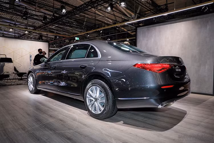 Giá bán của mẫu xe bọc thép chống đạn này khởi điểm từ 457.100 Euro (khoảng 12,3 tỷ đồng). Theo hãng Mercedes-Benz, thời gian lắp ráp xong một chiếc S680 Guard này là 51 ngày.