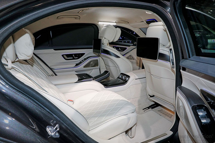 Chưa hết, khoang hành khách của Mercedes-Benz S680 Guard 2022 còn được tách biệt hoàn toàn so với môi trường bên ngoài và có hệ thống cung cấp oxy tích hợp. Điều đó có nghĩa là những vụ tấn công bằng lựu đạn cay hay khí độc sẽ không ảnh hưởng đến hành khách ngồi trong xe.