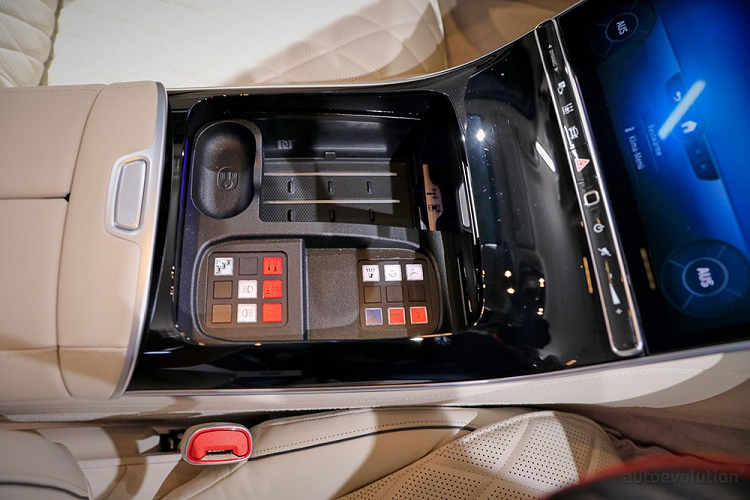 Những trang bị đáng chú ý còn lại của Mercedes-Benz S680 Guard 2022 bao gồm hệ thống dập lửa với tính năng kích hoạt tự động, còi hụ, đèn nháy, radio, hệ thống báo động và lốp run-flat Michelin PAX tiêu chuẩn. "Trái tim" của Mercedes-Benz S680 Guard 2022 là khối động cơ xăng V12, tăng áp kép, dung tích 6.0L, sản sinh công suất tối đa 612 mã lực và mô-men xoắn cực đại 830 Nm từ tua máy 2.000 vòng/phút, kết hợp với hệ dẫn động 4 bánh toàn thời gian.