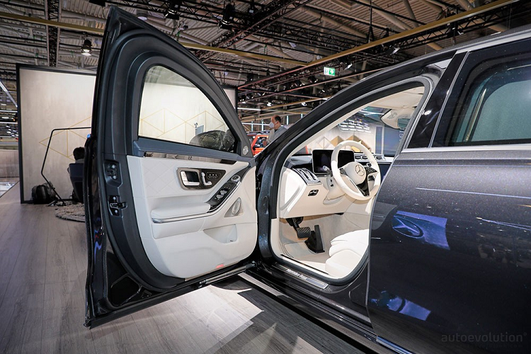 Ngoài súng, Mercedes-Benz S680 Guard 2022 chống đạn còn chịu được sức công phá của lựu đạn và xe gắn thiết bị nổ. Được biết, mẫu xe này đạt điểm số cao nhất ở các hạng mục như khả năng bảo vệ của nóc, sàn và sườn xe.