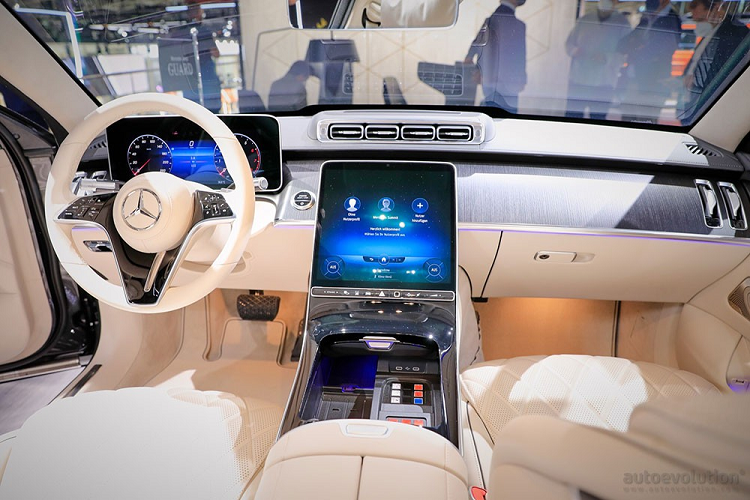 So với S-Class, Mercedes-Benz S680 Guard 2022 đương nhiên sẽ nặng hơn. Do đó, hãng Mercedes-Benz đã trang bị hệ thống cơ điện tử mới cho S680 Guard để người dùng có thể đóng/mở cửa xe dễ dàng hơn. Thêm vào đó là hệ thống kéo kính cửa sổ bằng thủy lực dự phòng, đảm bảo kính có thể kéo lên dù điện trên xe bị ngắt.