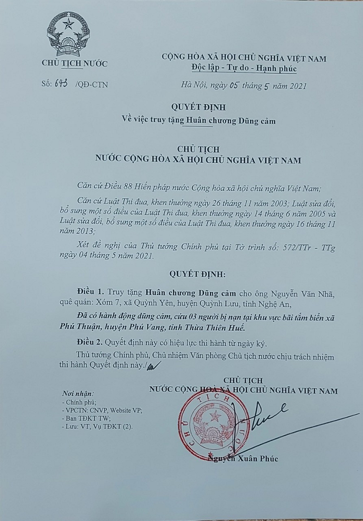 Chu tich nuoc truy tang Huan chuong Dung cam cho sinh vien cuu nguoi duoi nuoc