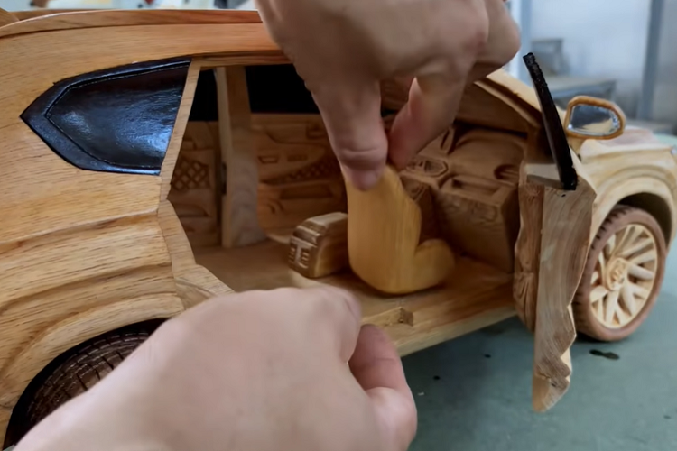 Lần này người nghệ nhân lựa chọn một chiếc Hyundai SantaFe 2021 thế hệ mới để làm mẫu. Như đã biết, Woodworking Art luôn rất quan tâm tới từng chi tiết và luôn nỗ lực làm mô hình gỗ càng giống thật càng tốt, song với lần này anh ấy thậm chí còn bỏ thêm công sức để khiến xe nổi bật hơn nữa.