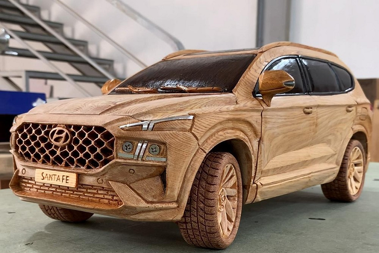 Các mô hình xe ôtô bằng gỗ của “Woodworking Art” đã khiến nhiều mê mẩn và luôn mong chờ được thấy tác phẩm tiếp theo trông sẽ ra sao. Người thợ mộc Việt tài năng đã tự tay tạo nên những chiếc xe bản sao bằng gỗ hết sức chính xác và chi tiết, và dự án mới nhất là chiếc Hyundai SantaFe 2021 mới của anh ấy là một bằng chứng cho chuyện đó.