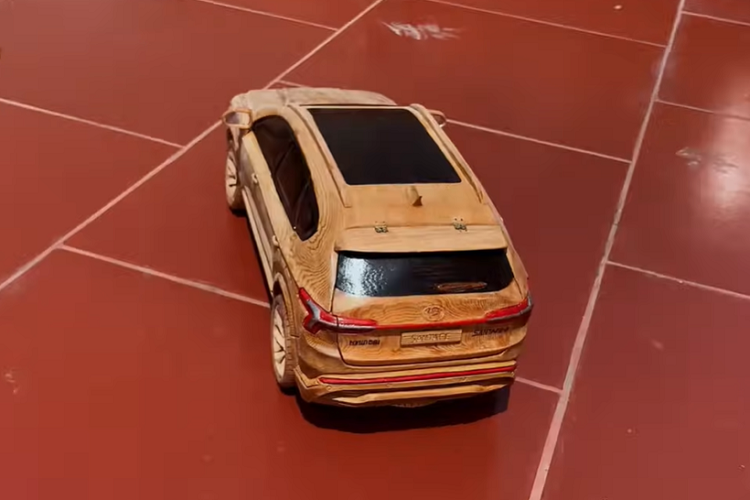 Giống như mọi mô hình xe gỗ khác của Woodworking Art, chiếc SantaFe 2021 này cũng được khắc từ gỗ bách Phúc Kiến, với một lớp sơn phủ bóng. Đây là một loại gỗ quý ở nước ta và thường được sử dụng làm đồ nội thất, tác phẩm nghệ thuật, và nhiều việc khác nữa. Nguyên nhân là bởi gỗ bách Phúc Kiến có những ưu điểm như dày chắc, mùi thơm đặc trưng, và nhất là chống mối mọi tốt.