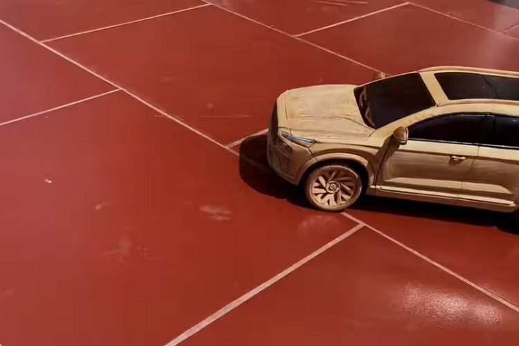 Người thợ mộc thừa nhận trên trang Facebook của mình rằng anh ấy rất thích phong cách của Hyudani SantaFe 2021 bằng gỗ, đặc biệt là phần nội thất, đầu xe, và bánh xe. Điều đó được thể hiện rõ trong video khi anh ấy cẩn thận từng nhát đục để làm nên hệ thống treo và bộ la-zăng.