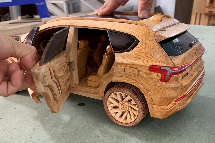 Không chỉ chăm sóc cẩn thận phần ngoại thất, người thợ mộc còn cho chúng ta thấy những gì bên dưới nắp capô cũng như tỉ mỉ tạo hình ghế ngồi, đèn pha và đèn hậu.