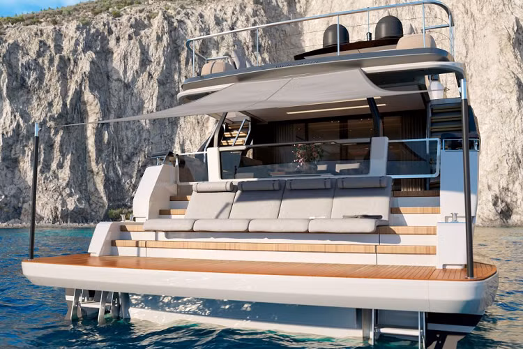 Ở phía đuôi tàu là khu vực sinh hoạt rộng hơn 39m2 và câu lạc bộ bãi biển kết nối trực tiếp với sàn bơi chìm và buồng lái. Sàn bơi được thiết kế không chỉ để dễ dàng hạ thuyền con, mà bậc tam cấp mở ra khi sàn bơi hạ thấp cũng giúp cho việc bơi lội thuận tiện hơn. Khoang để thuyền con có thể chứa thuyền phao Williams 445, môtô nước Jet Ski và hai canô lặn biển. Kiểu thiết lập này thường xuất hiện trên những mẫu du thuyền lớn hơn.