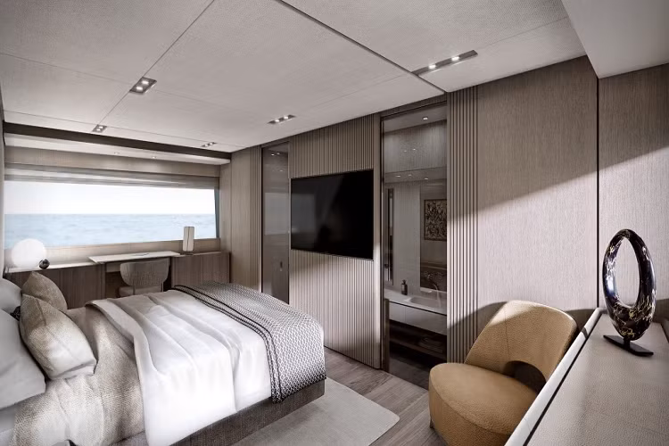 Phòng ngủ cũng có kích thước siêu lớn, với cửa sổ kính rộng mang đến tầm nhìn bao quát ra biển, lớn hơn đáng kể so với các du thuyền cùng phân khúc. Siêu du thuyền cũng được trang bị một quầy bar liên kết với khu vực phòng trưng bày, nơi hành khách có thể trực tiếp xem đầu bếp chuẩn bị bữa ăn.