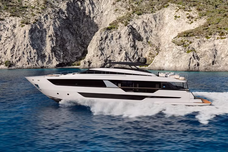 Ferretti Yachts 1000 mới được trang bị động cơ đôi MTU 16V 2000 M86 cho công suất 2.200 mph, tốc độ tối đa 28 hải lý/giờ và tốc độ hành trình 24 hải lý/giờ. Chủ thuyền cũng có thể lựa chọn động cơ MTU 16V 2000 M96L.