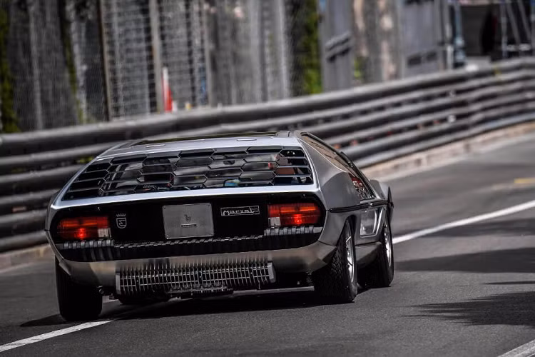 Lamborghini Marzal được trang bị động cơ 6 xi-lanh thẳng hàng dung tích 2.0L, sản sinh công suất 177 mã lực và mô-men xoắn 182 Nm. Marzal có thể đạt vận tốc tối đa 190 km/h.