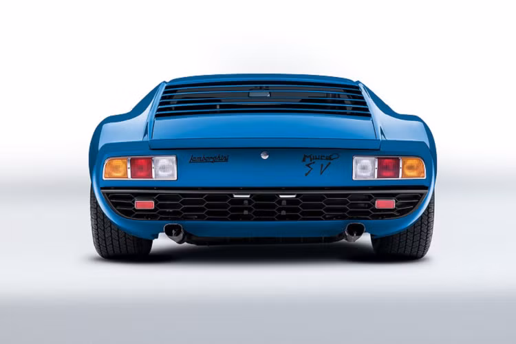 Bánh dự phòng nằm bên dưới nắp capo: Với những mẫu xe thể thao cũ, việc trang bị bánh dự phòng không phải là một điều gì đáng ngạc nhiên.