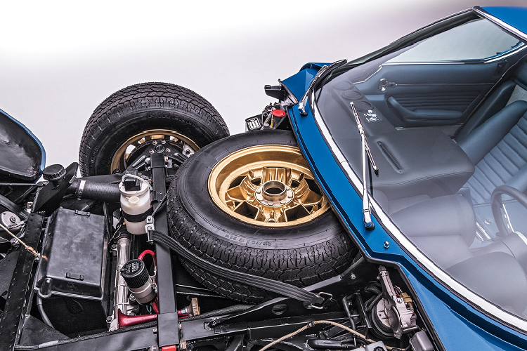 Tuy nhiên, với thiết kế động cơ đặt sau buồng lái, các kỹ sư của Lamborghini đành phải đặt bánh dự phòng của chiếc Miura ngay bên dưới nắp capo, trước kính chắn gió của xe.